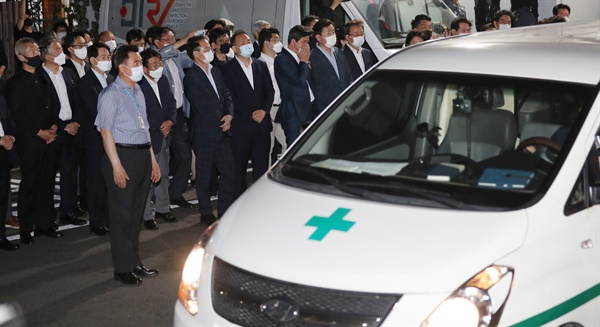 10일 오전 박원순 서울시장의 시신을 운구한 구급차량이 서울 종로구 서울대병원 응급의료센터 앞에 도착해 있다.
