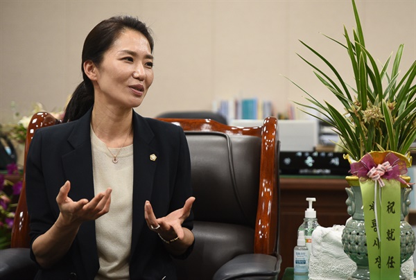 9일 의장실에서 만난 윤재은 계룡시의회 의장. 그는 공감·소통·협치라는 세 가지 의정활동 목표를 제시했다.