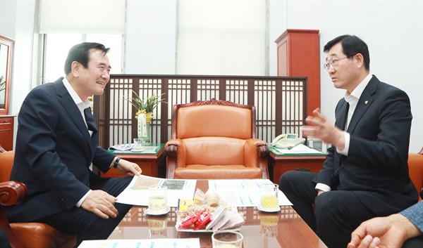 서춘수 함양군수가 7월 9일 국회를 찾아 민홍철 의원을 만나 지역 현안에 대해 의견을 나누었다.