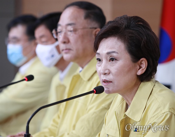  김현미 국토교통부 장관이 지난 10일 오전 정부서울청사에서 열린 부동산 보완대책 추진방향 등에 대한 내용을 담은 '제10차 비상경제 중앙대책본부 회의 결과' 브리핑에서 기자들의 질문에 답변하고 있는 모습. 