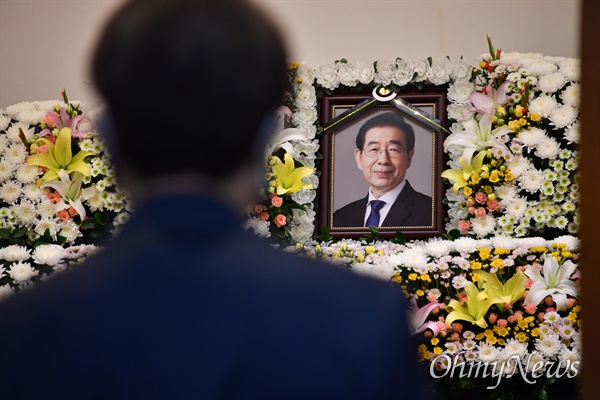  지난 7월 10일 오전 고 박원순 서울시장 빈소가 마련된 서울 종로구 서울대병원 장례식장에서 시민들이 조문하고 있다.