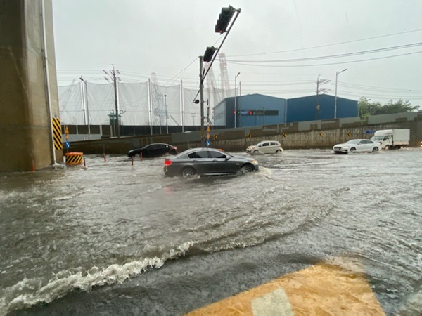 10일 호우경보로 부산에 많은 비가 내린 가운데, 부산 영도구 한진중공업 앞 도로가 침수됐다.
