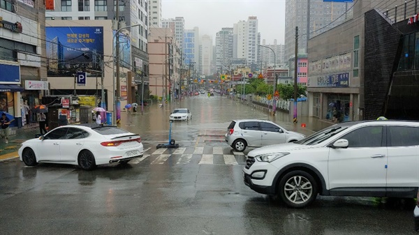 10일 호우경보로 부산에 많은 비가 내린 가운데, 부산 동구와 부산진구를 흐르는 동천이 범람했다.
