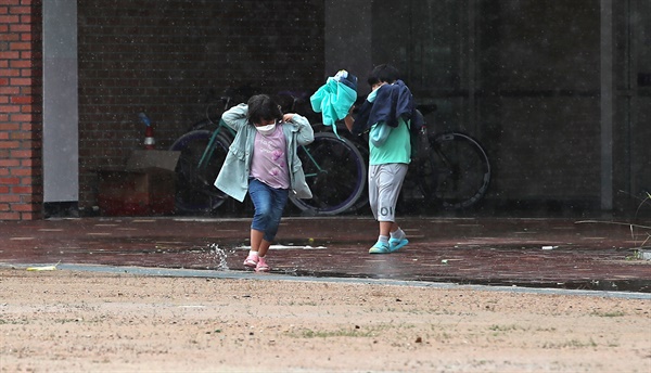  비가 오는 학교. (기사와 사진은 관련이 없습니다.)