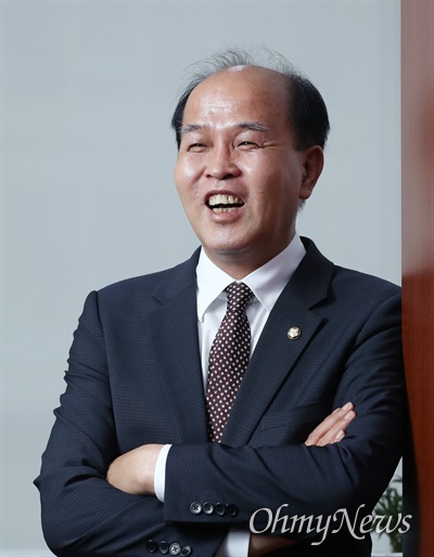카카오뱅크 대표 출신인 이용우 더불어민주당 의원이 9일 서울 여의도 국회 의원회관에서 <오마이뉴스>와 인터뷰하고 있다. 