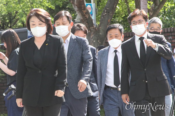 심상정 정의당 대표가 10일 오후 서울 종로구 서울대병원 장례식에 차려진 고 박원순 서울시장 빈소를 찾아 조문하기 위해 들어서고 있다.