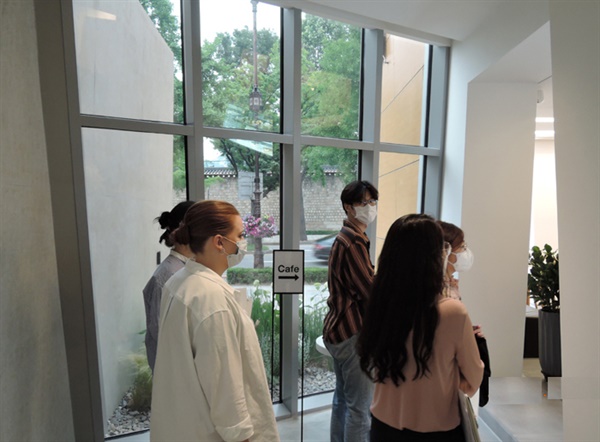 '국제갤러리' 재개관한  'K1' 1관 전시장 한쪽은 큰 유리창문으로 돼있다. 그래서 수시로 달라 보이는 주변 풍경도 즐길 수 있다.