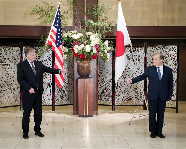 스티븐 비건(왼쪽) 미국 국무부 부장관과 아키바 다케오(秋葉剛男) 일본 외무성 사무차관이 9일 오후 일본 도쿄에서 회담에 앞서 기념 촬영에 응하고 있다. 2020.7.9