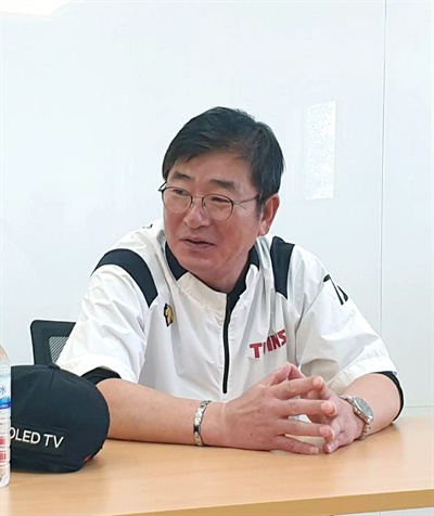  류중일 LG 트윈스 감독이 8일 서울 잠실구장에서 열리는 프로야구 KBO리그 두산베어스 전을 앞두고 인터뷰하고 있다.