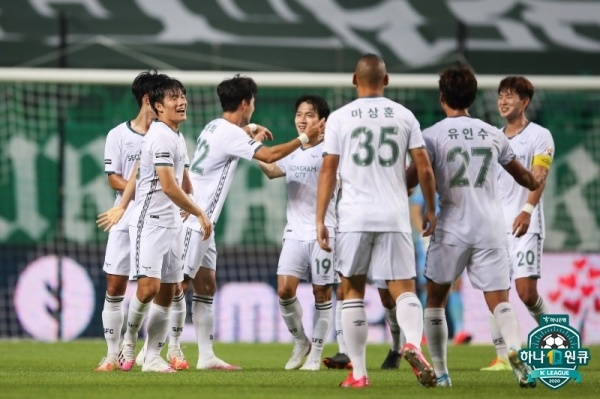 성남FC 성남이 강호 전북을 상대로 전반에만 2골을 넣으며 선전했다.