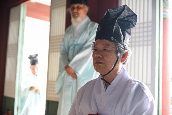 김선의 원장이 돈암서원 사당인 숭례사에서 고유제를 지내고 있다