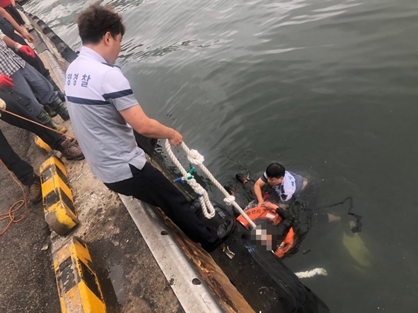 부산해양경찰서는 12일 새벽 금양제빙 앞에서 물에 빠진 사람을 구조했다.