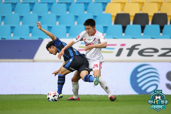 한국프로축구연맹 2020 K리그1 11라운드 인천과 상주 경기에서 양팀 선수들이 공을 차지하기 위해 경합을 벌이고 있다. 