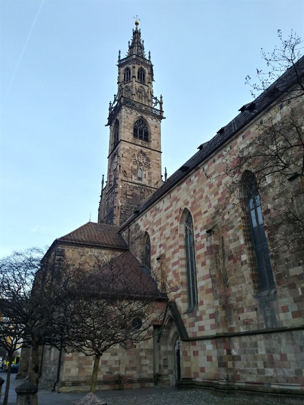 이탈리아에서는 첨탑으로 대표되는 고딕 양식의 성당이 드물다. 알프스와 인접한 북부 지역에서만 볼 수 있다.