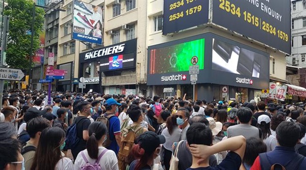 홍콩 <사우스차이나모닝포스트>는 새 홍콩보안법 처벌 경고에도 약 61만 명 시민이 지난 주말 홍콩 민주화 입법회 의원 예비선거(비공식)에 투표한 것으로 보도했다. 사진은 1일 홍콩 코즈웨이베이 지역에서 홍콩 시민들이 홍콩보안법 반대 시위를 벌이는 모습.
