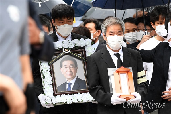  고 박원순 서울시장 영결식이 13일 오전 서울시청에서 열린 가운데 고인의 영정과 위패가 추모공원으로 향하고 있다.