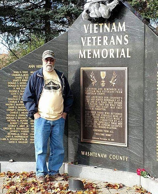 Tom Fifield씨는 해마다 베트남참전용사기념관을 방문해 전사한 전우의 명복을 빈다. 