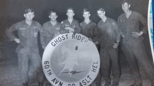 베트남전 당시, 미 육군 UH-60 공격헬기중대(60th AVN CO ASLT HEL) 부대원들. 좌측에서 4번째가 Tom Fifield씨다. 