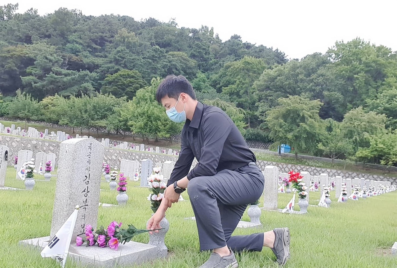 매년 현충일이면 김씨는 국립현충원 큰아버지 묘를 참배 후, 김상복 하사의 묘를 찾아 꽃과 술잔을 올리고, 사진을 찍어 파이필드씨에게 보낸다. 