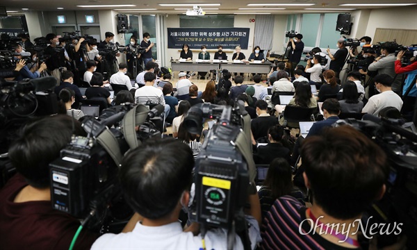 김재련(오른쪽 두번째) 법무법인 온·세상 대표 변호사가 13일 오후 서울 은평구 한국여성의전화에서 열린 서울시장에 의한 위력 성추행 사건 기자회견에서 경과보고를 하고 있다.