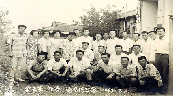 예산군농사교도소(현 농업기술센터) 직원들이 1968년 촬영한 단체사진. 오른쪽 뒤편으로 옛 건물이 보인다.
