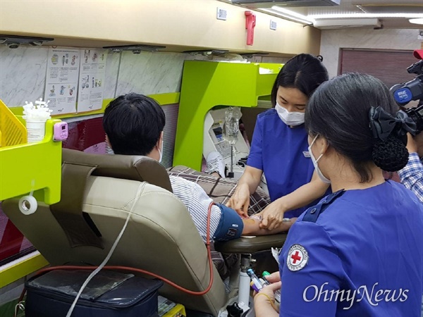 대구에서 코로나19 확진 판정을 받고 완치된 신천지 신도 500여 명이 13일부터 경북대병원에서 혈장 공여에 나서기로 했다.