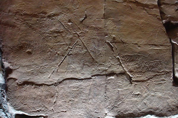 울산암각화박물관 반구대 암각화 복제 모형에 있는 바위에 새겨진 그림 모습