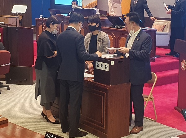 강남구의회 후반기 의장 선출을 위한 결선투표에서 검표의원들이 논란이 된 투표용지 무유효에  대해 논의하고 있다.