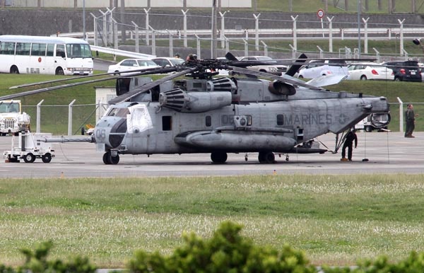 일본 오키나와의 미군기지 후텐마 비행장에 서있는 헬리콥터 모습.