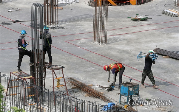 서울의 한 아파트 건설현장에서 노동자들이 콘크리트 기초 작업을 하고 있다. 자료사진. 