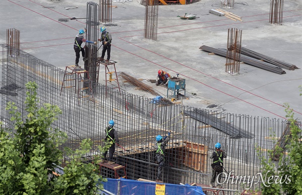 서울의 한 아파트 건설 현장에서 노동자들이 콘크리트 기초 작업을 하고 있다(자료사진).