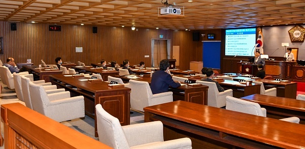 강남구의회 의장 선거가 파행으로 진행되지 못하고 있는 가운데 통합당 의원들만 본회의에 참석해 의사진행 발언을 하고 있다.