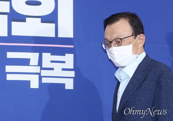 이해찬 더불어민주당 대표가 15일 고 박원순 전 서울시장의 성추행 피소 사건에 대해 "당대표로서 다시 한 번 통렬한 사과 말씀을 드린다"고 밝혔다. 이 대표가 이날 오전 서울 여의도 국회에서 최고위원회의를 주재하기 위해 들어서고 있다.