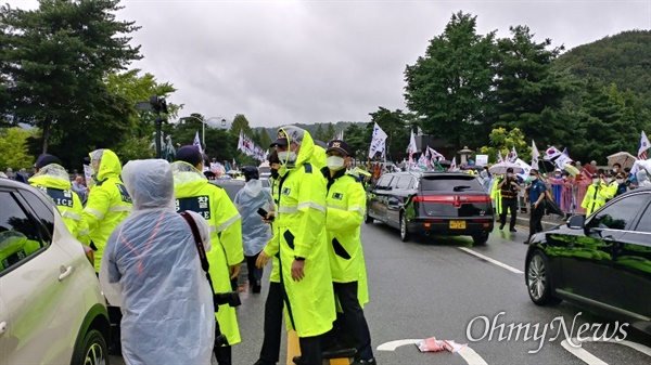 15일 오전 11시 20분께 고 백선엽의 운구차가 대전현충원 정문에 들어서자 현충원 안장에 반대하는 시위대가 운구차를 막기 위해 뛰어들다 경찰의 제지를 받고 있다.