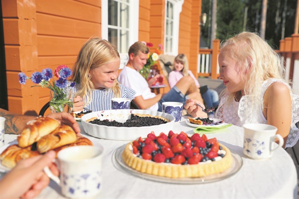 여러가지 베리류들을 각종 음식에 활용하여 먹는 핀란드인의 식습관.