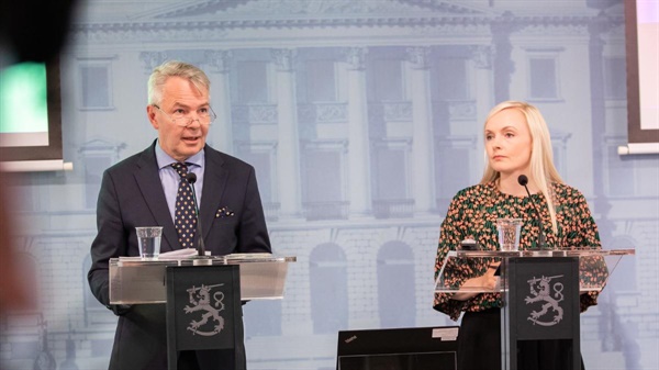 지난 8일 뻬까 하비스토 (왼쪽) 외무부 장관과 마리아 오히살로 (오른쪽) 내무부 장관이 기자회견을 갖고 여행규제 완화 정책에 대한 발표를 하고 있다.  (사진 제공: 핀란드 정부) 