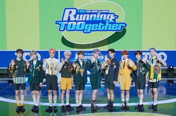 'TOO' 달려! 투게더! TOO가 15일 오후 온라인으로 진행된 2nd 미니앨범 < Running TOOgether(러닝 투게더) > 발매 쇼케이스에서 포즈를 취하고 있다. < Running TOOgether(러닝 투게더) >는 목표를 향해 힘껏 달려 나가겠다는 포부를 담은 앨범이다.