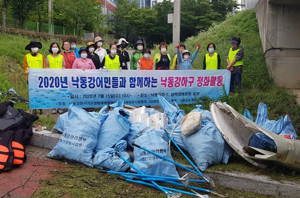 폭우로 낙동강하구에 쓰레기 더미가 쌓이자 15일 (사)생명그물, 낙동강하구기수생태계복원협의회, 한국어촌사랑협회가 어선 4척을 동원해 환경보호 활동에 나섰다.