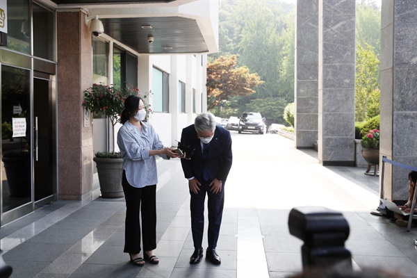  이재명 경기도지사가 대법원 선고 공판을 앞둔 16일 오전 경기도청으로 출근 하고 있다.