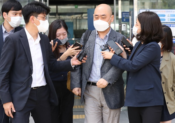  고한석 전 서울시장 비서실장이 15일 오후 서울 성북경찰서에서 박원순 서울시장 사망 관련 참고인 조사를 마친 뒤 청사를 나서고 있다.