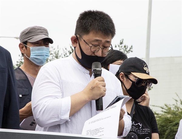 지난 6월 1일 쿠팡물류센터 식당 청소 도중 숨진 고 박현경씨의 남편 최동범씨가 16일 오전 열린 기자회견에 참석해 사측을 규탄했다. 