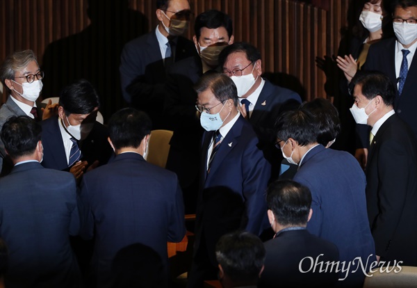 문재인 대통령이 16일 오후 서울 여의도 국회 본회의장에서 열린 제21대 국회 개원식에 참석, 여당 의원들의 기립박수를 받으며 입장하고 있다. 2020.7.16