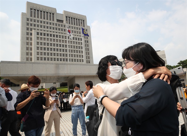 이재명 경기도지사 지지자들이 16일 오후 서울 서초구 대법원 앞에서 무죄 취지 파기환송 판결이 내려진 직후 환호하고 있다. 