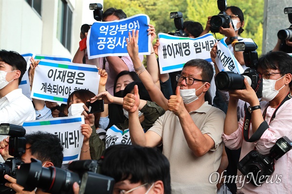  지난 16일 오후 대법원이 '친형 강제입원'과 관련해 허위사실 공표 혐의로 기소된 이재명 경기지사 사건을 무죄 취지로 파기환송한 가운데,  이 지사가 오후 4시 30분께 경기도 수원시 경기도청 본관앞에서 입장발표를 했다. 이 지사를 지켜보던 지지자들이 환호하고 있는 모습. 