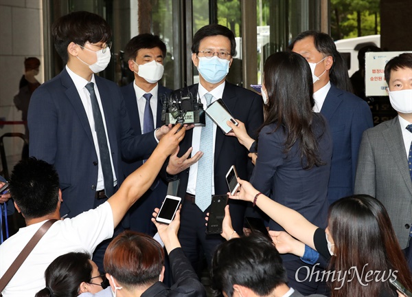 이재명 경기도지사 변호를 맡았던 김종근 엘케이비앤파트너스 변호사가 16일 오후 서울 서초구 대법원에서 열린 '이재명 지사의 직권남용권리행사방해 및 공직선거법 위반 혐의' 대법원 선고공판를 마친 뒤, 취재진의 질문에 답을 하고 있다. 이날 대법원은 선거법 위반 등 혐의로 재판에 넘겨져 항소심에서 당선무효형을 선고받은 이 지사에 대해 벌금 300만원을 선고한 원심을 파기한다는 판결을 내렸다.