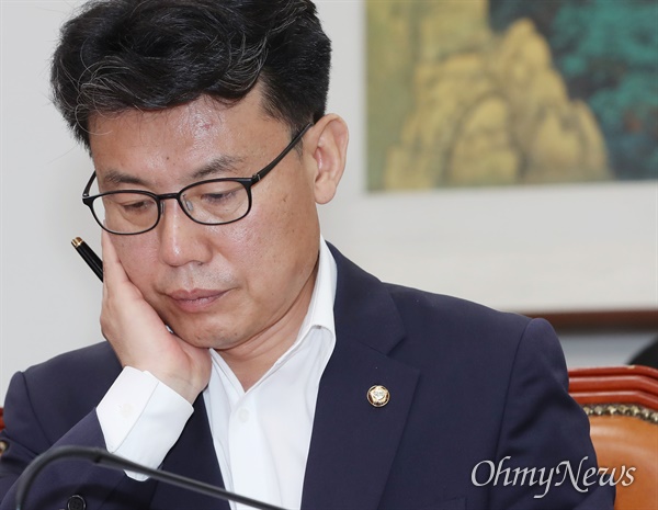 진성준 더불어민주당 의원이 17일 오전 서울 여의도 국회에서 열린 최고위원회의에 참석하고 있다.
