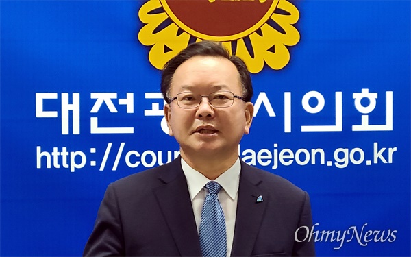 더불어민주당 당대표 선거에 나선 김부겸 전 의원이 17일 오전 대전시의회 기자실에서 간담회를 하고 있다.