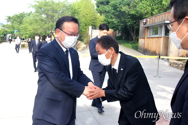 7월 18일 아침 봉하마을을 찾은 김부겸 전 의원이 변철호 새희망포럼 대표를 만나 인사를 나누고 있다.