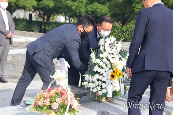 7월 18일 아침 봉하마을을 찾은 김부겸 전 의원이 고 노무현 전 대통령 묘역을 참배하고 있다.