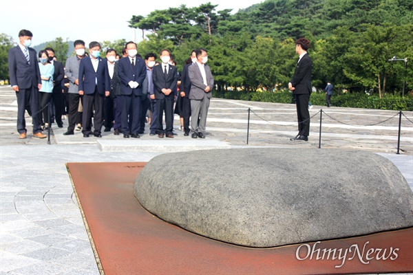 7월 18일 아침 봉하마을을 찾은 김부겸 전 의원이 고 노무현 전 대통령 묘역을 참배하고 있다.